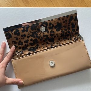 🐻🤎NUDE CLUTCH WITH LEOPARD PRINT LINING FROM CALL IT SPRING WITH CHAIN🤎🐻
